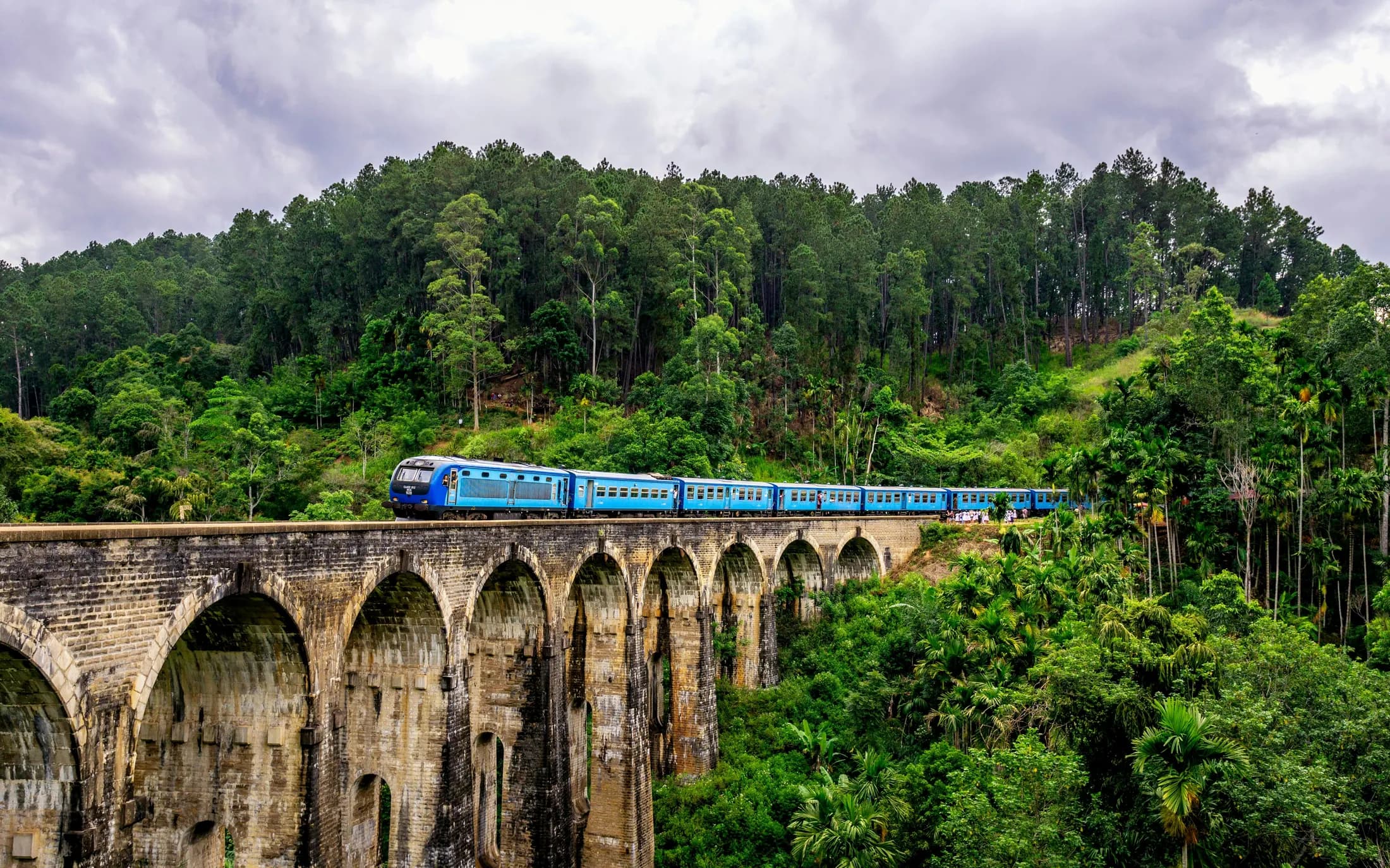 Puente de Nine Arches entre la selva de Sri Lanka
